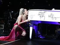 Miley Cyrus full frontal and oops pics - Celebs Roulette Tube